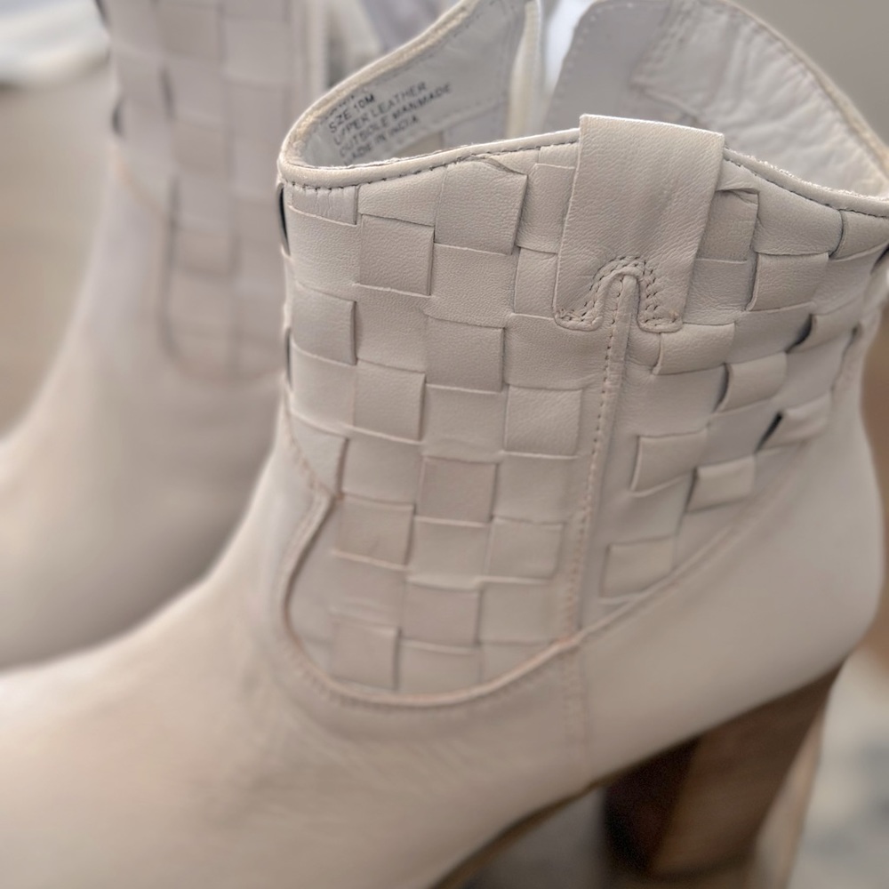 ๐ NEW Matisse White Leather Pointed-Toe Woven Western Booties - Picture 4 of 4